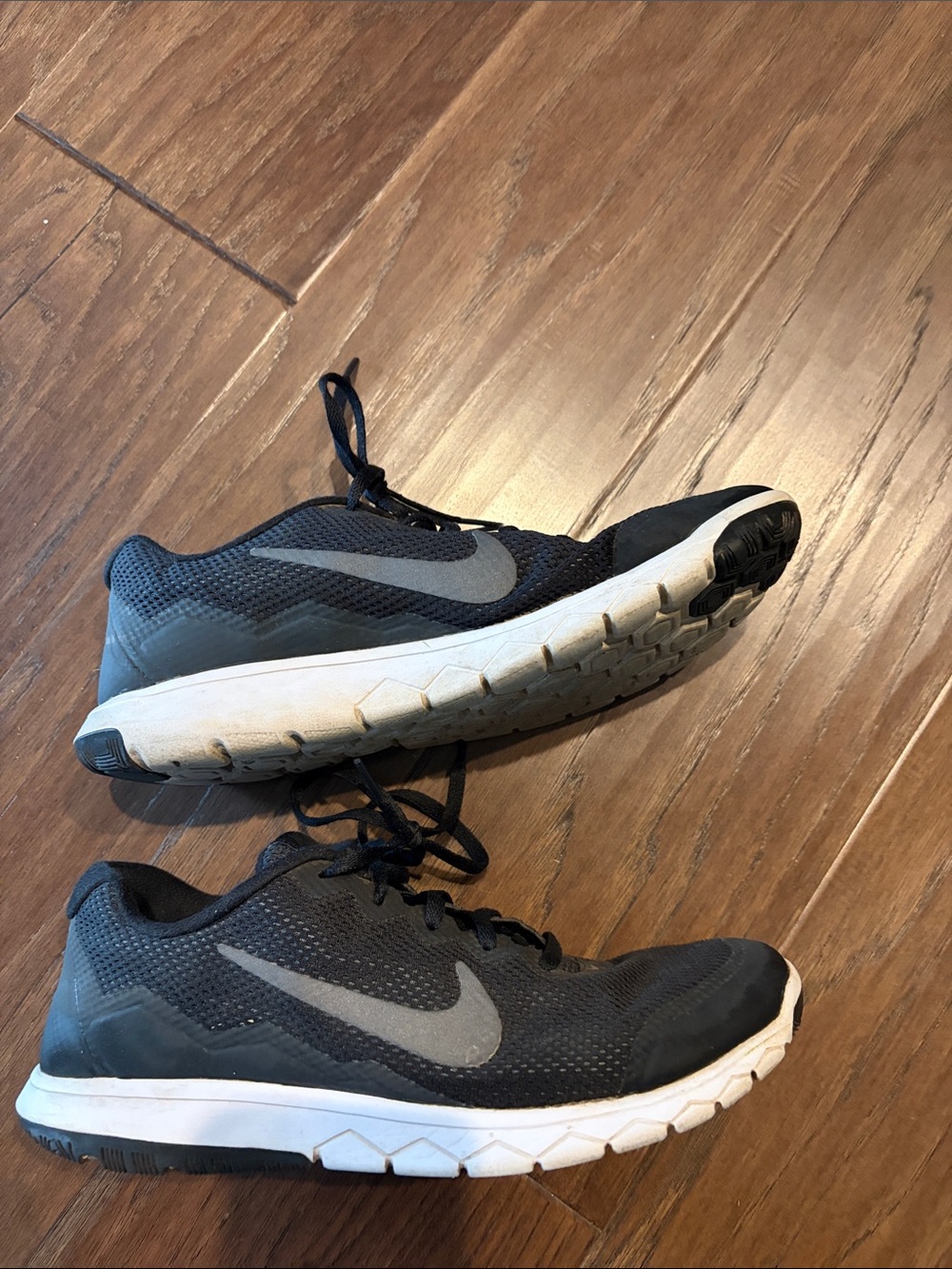 Nike Women's Black and Gray Athletic Training Shoes